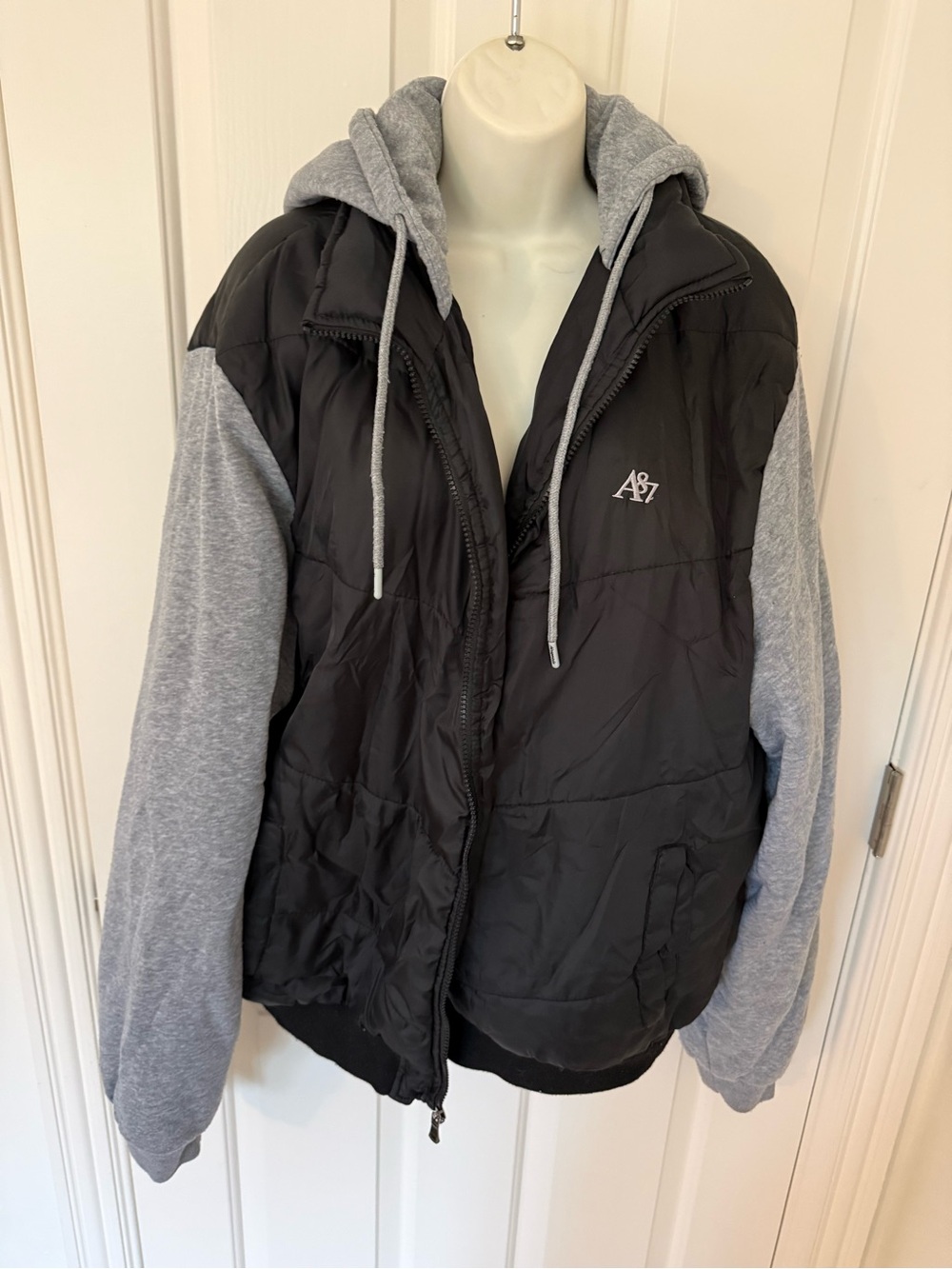 AEROPOSTALE Y2K Black Puffer Jacket with Gray Hooded Sleeves - Men's